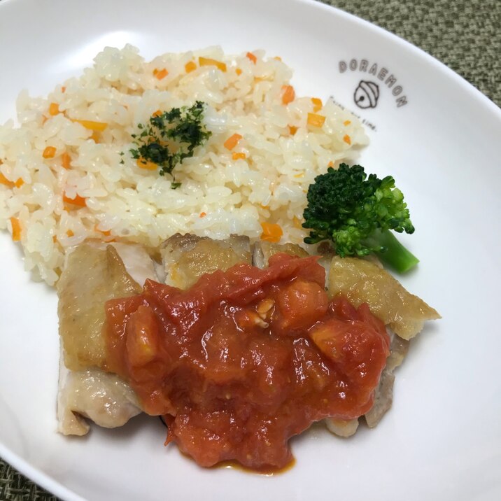 鶏のソテー〜トマトソース〜　キャロットライス添え